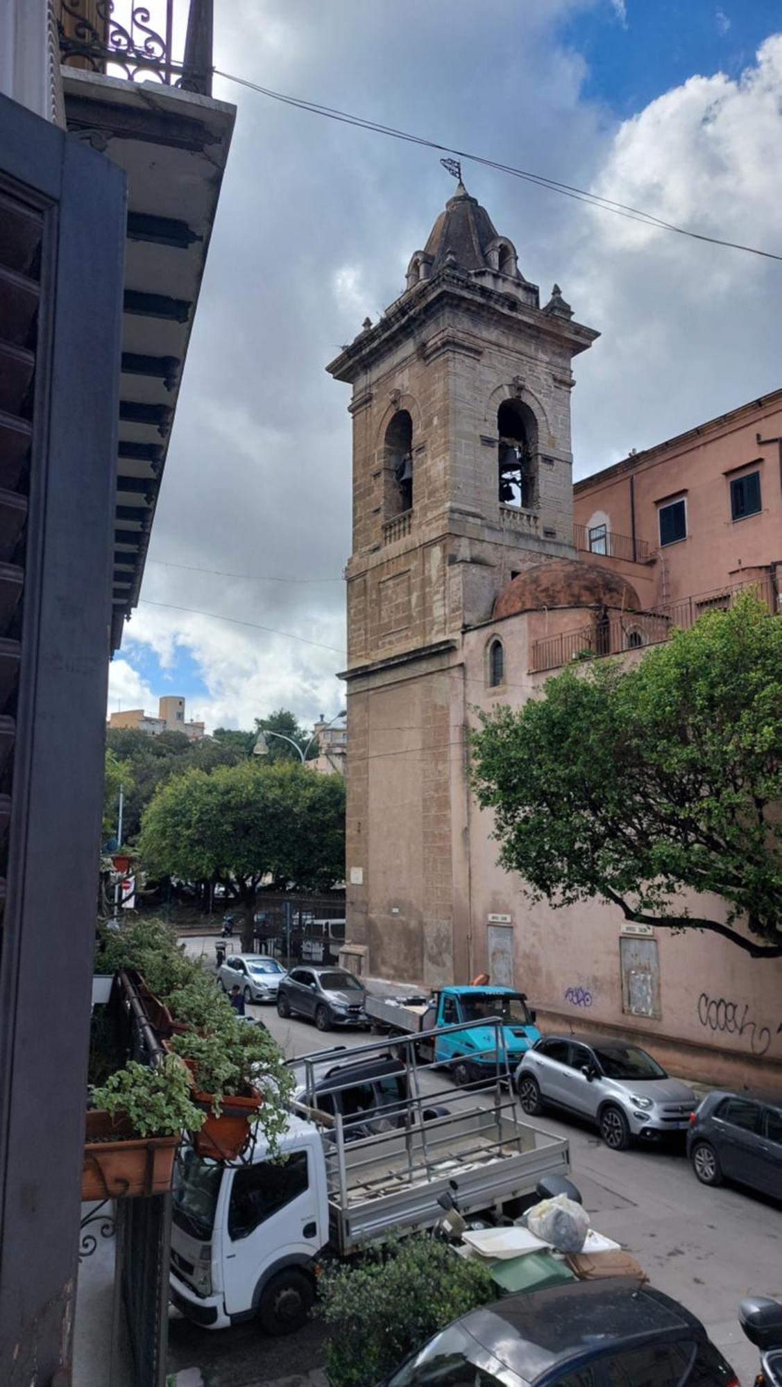 Casa Santoliva In Centro A Palermo Hotel Luaran gambar